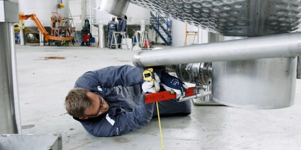 Gpi-productiespecialist aan het werk aan een RVS-tank